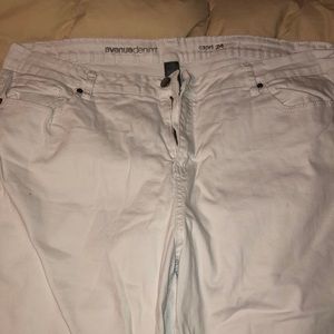 White denim Avenue capris